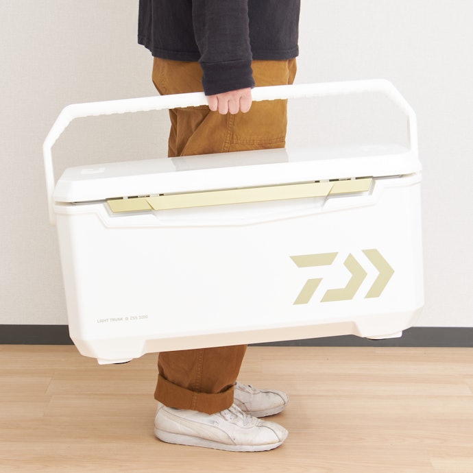 持ち手の滑り止めが手にフィットして持ちやすい。肩掛けも可能