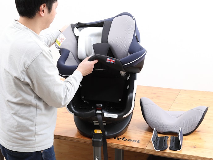 カバーの着脱は簡単。30度以下の水温で、単独かつ弱洗いなら洗濯機でも洗える
