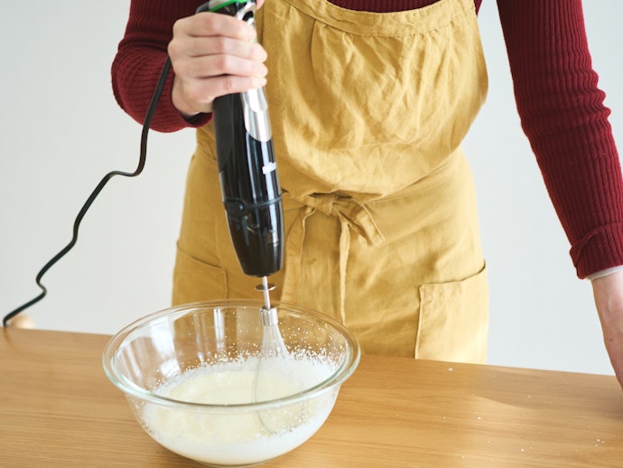 短時間で生クリームが泡立つ。約2分で7分立ちになった