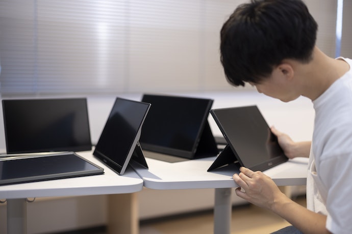 スタンドは一体型で安定感あり。角度調節もできて省スペース