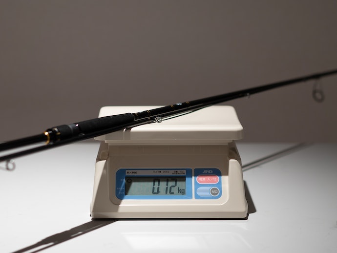 本体重量は137gと軽め。重心が手元に近く先重りしない