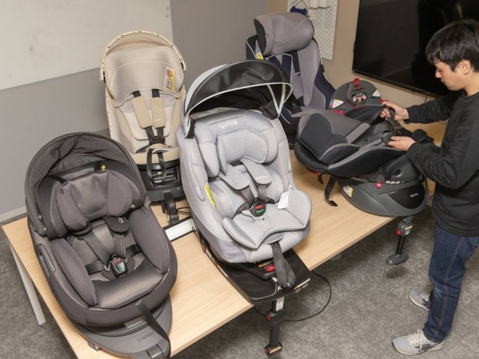 安全基準はR44に適合。1歳ごろから前向きでの使用が必要