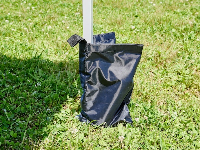 スチールパイプとペグつきで安定して使えそう。換気口も搭載