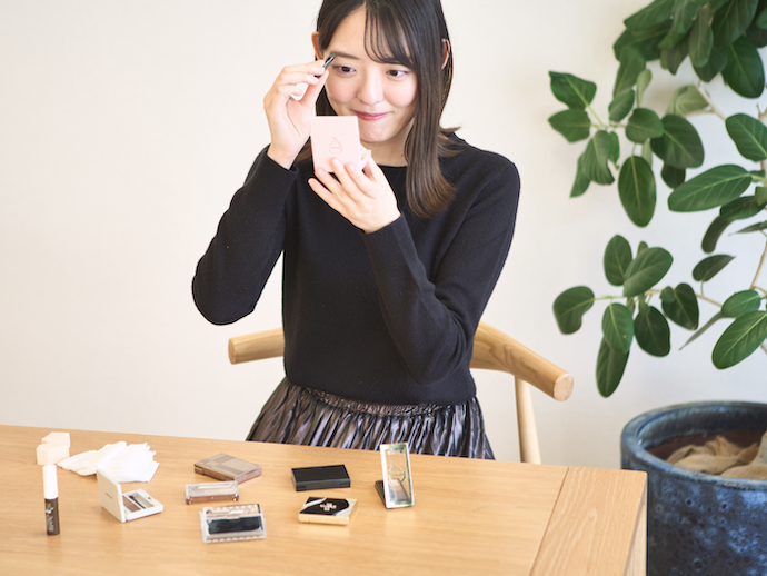 やや赤みのある自然なブラウンに、ふんわり色づく。髪色を問わずなじみやすい