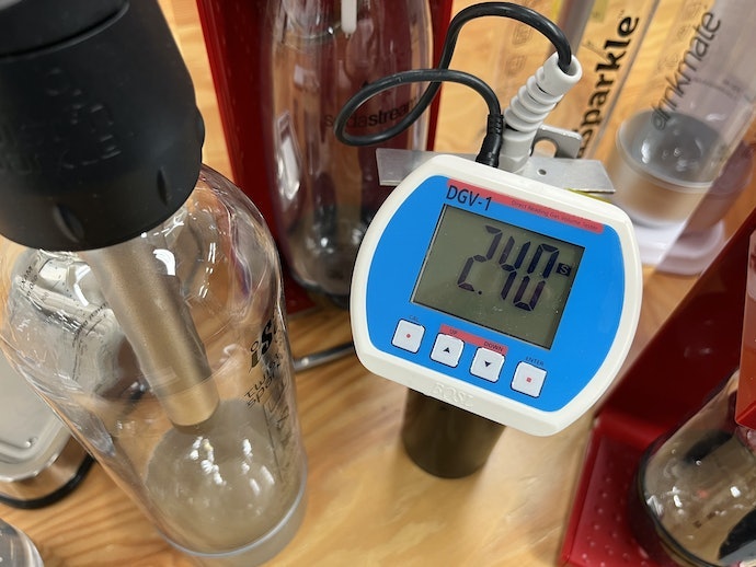 炭酸濃度は1Lあたりの3,680mLと高い。強炭酸水を作れる