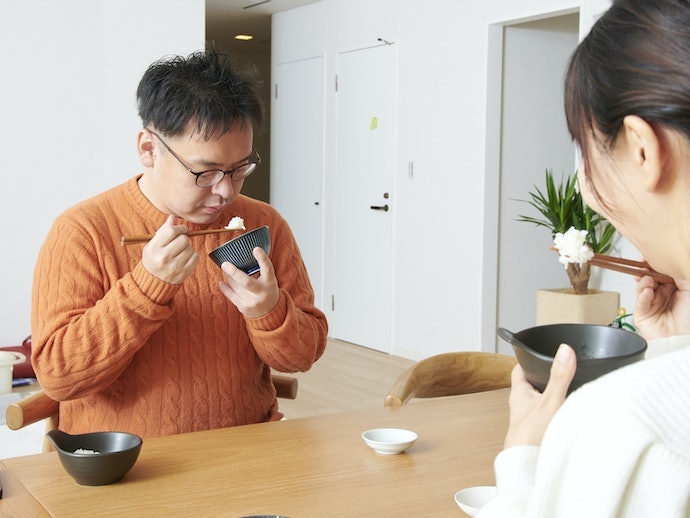 もっちり甘い炊き上がりで、専門家も満足。保温臭・冷凍臭はやや気になる