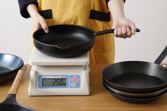 重量は許容範囲内。料理中に取っ手が熱くなる可能性がある