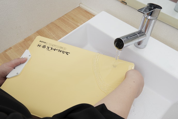 撥水性があり水洗いも可能。凹凸もなく汚れを拭き取りやすい