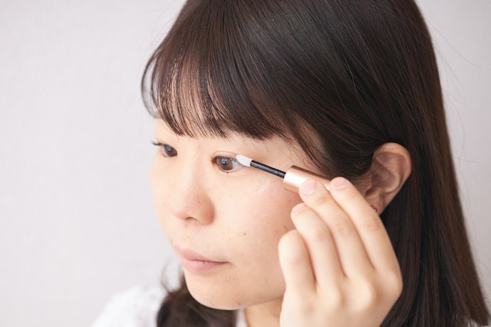 まつげの生え際に塗りやすい細筆タイプ。アイライナー感覚で使ってみて