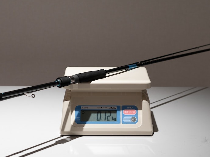 わずか88gと非常に軽量。長時間の釣りにも活躍