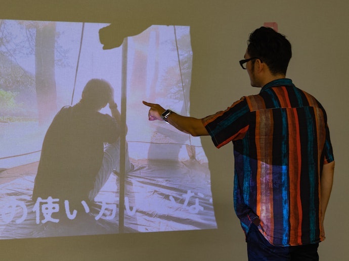 部屋の明るさ問わず高画質。壁の凹凸が見えず、映像に入り込みやすい