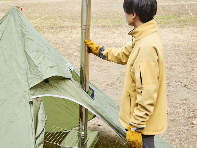 煙突が高く、火の粉がテントに落ちにくい。ガイロープリングで煙突を補強できる