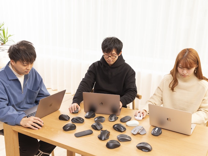 操作はしやすいが、薄型でフィット感が控えめなのが気がかり