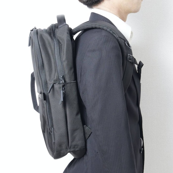 熱がこもらず、長時間背負ってもムレにくい