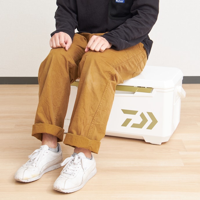 フタは便利な両開きタイプ。安定感のある滑り止めつきで、椅子としても使える