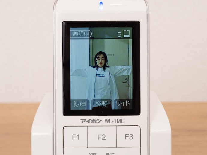 2.4型とコンパクトなモニター。ワイド表示で玄関先を広く見渡せる