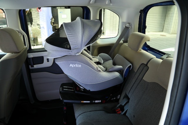 ISOFIX・シートベルト固定の両方で設置できる。乗せおろしにやや手こずった