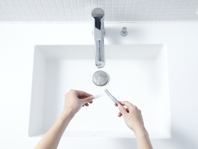 付属のブラシで簡単に掃除できる。毛の付着量も少なめ