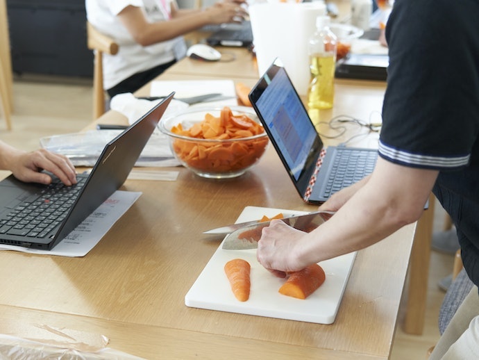 柄のフィット感は良好。軽量で取り回しやすい