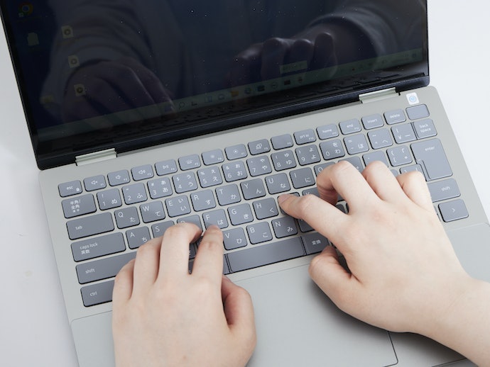 タイプミスしにくい設計で、打鍵感もよい。タッチパネルでの操作も快適