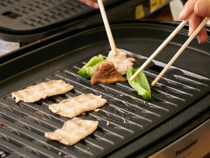 アイリスオーヤマ 網焼き風ホットプレート 3枚 APA-137を アイリスオーヤマ 網焼き風ホットプレート 3枚 APA-137を