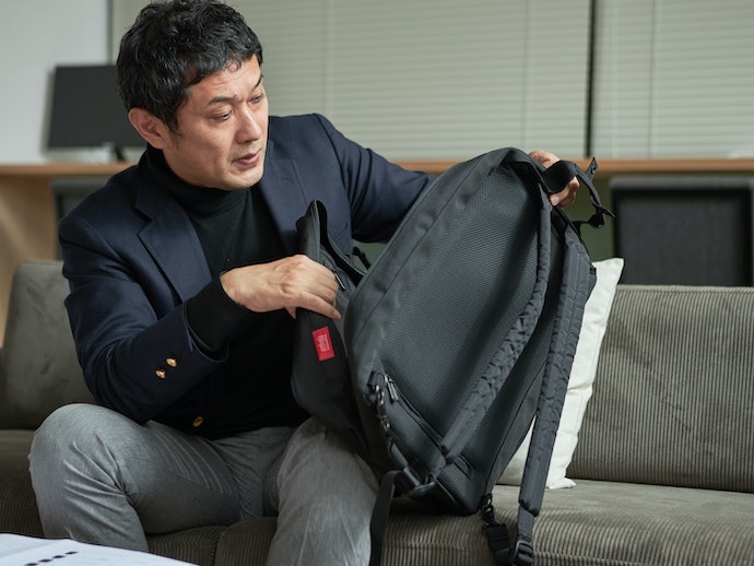 持ち手の縫製は甘い。クッション性は高くPCをしっかり守れる