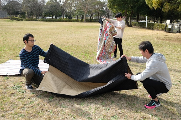 生地が柔らかくたたみやすい。一体型の持ち手で固定も簡単