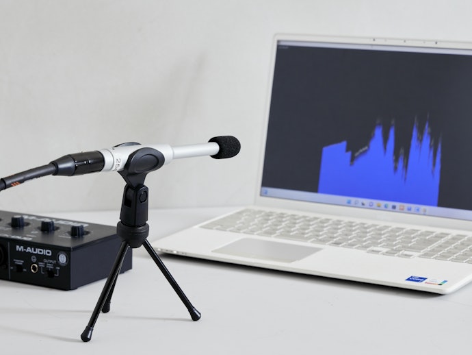 明るく反射しにくいディスプレイ。スピーカーは低音が強め