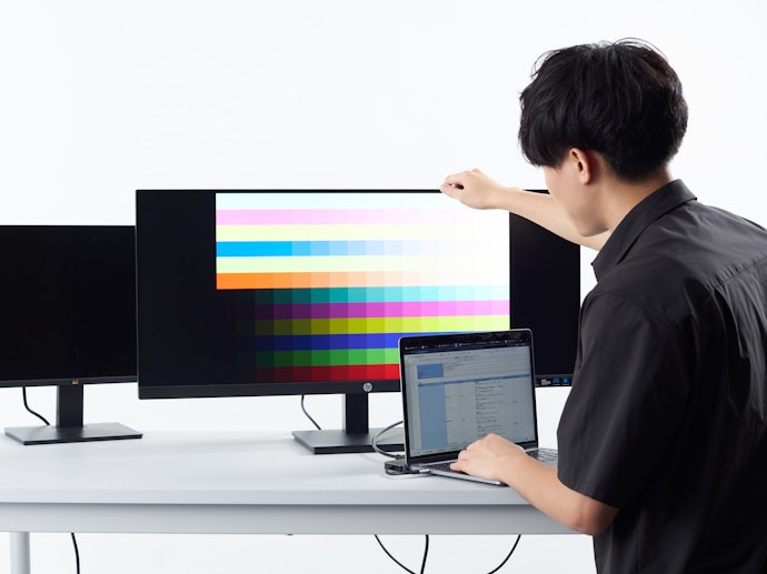 輝度や発色のムラはほとんどない。湾曲タイプで画面端まで見やすい