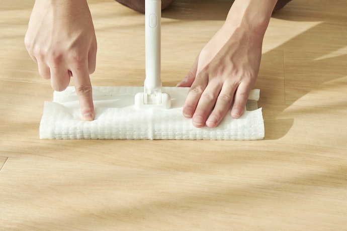 持ち手がマットな質感で滑りにくい。家具周りの掃除もスムーズ