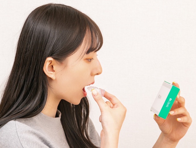 ほどよいフィット感の全歯装着タイプ。慣れるまでは違和感あり