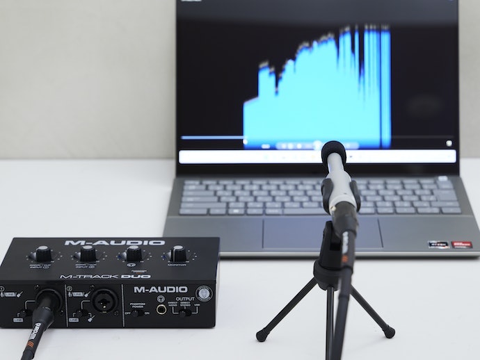 ディスプレイはどの角度からでも見やすい。スピーカーの音質はやや物足りない