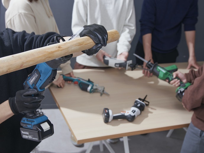 持ち方は2通り。同じ姿勢で作業し続けるときによいが、片手では扱いにくい