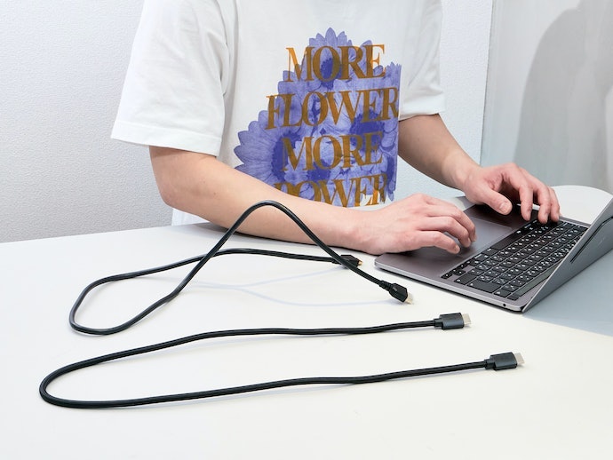 ケーブルが細く、軽い力で曲げられる。クセがつきにくいので持ち運びやすい