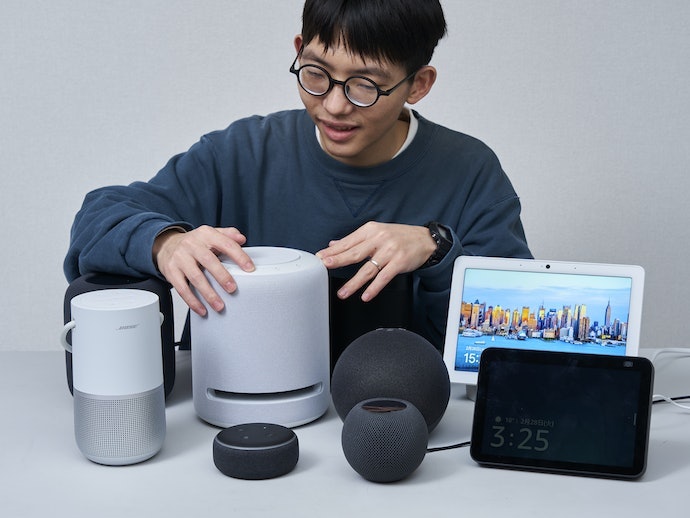 小さめディスプレイで情報をしっかり確認!音楽・動画サービスも充実