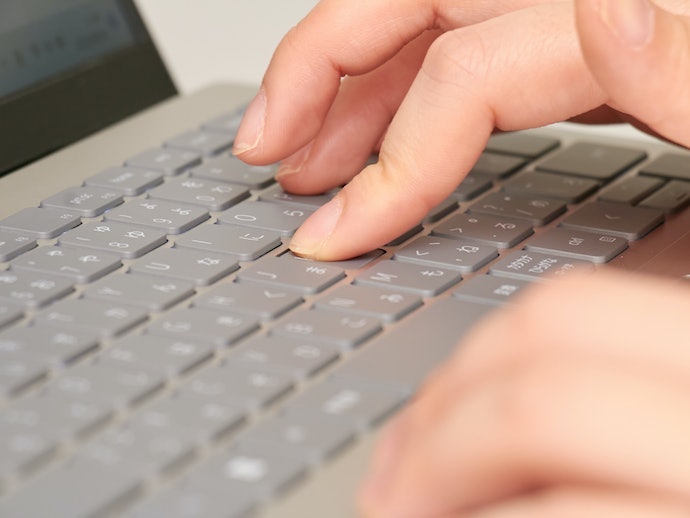 キーボードは打ちやすい設計。携帯性・堅牢性にも優れる