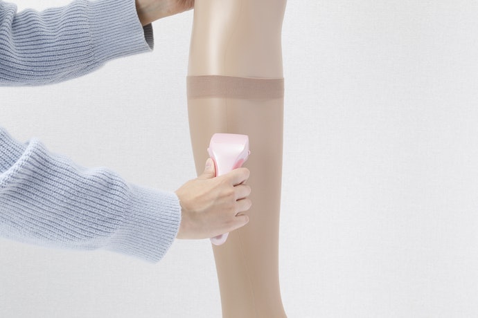 肌あたりは良好。ストッキングの上からあてても若干穴が開いた程度