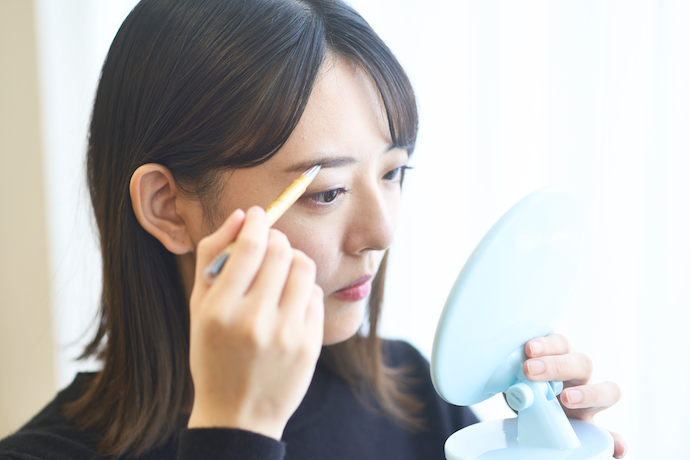 見たままの自然なブラウンに色づく。濃くなりすぎず、肌なじみも良好