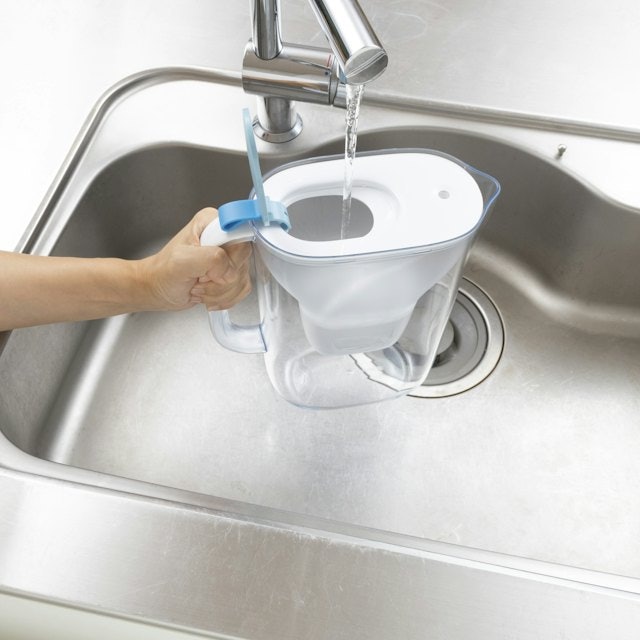 フタは片手で開閉可能。水を楽に補充できる