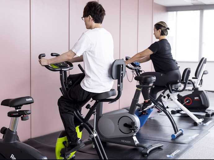 ベルトストラップつきで足元が安定。スピードを出して漕ぎやすい