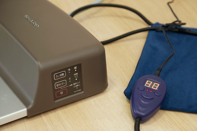 温度調整ができて通年使える。タイマー機能がなく、使用時間には注意が必要
