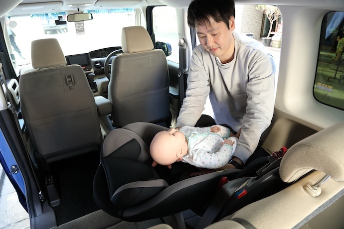 広いシートで乗せおろしがしやすい。ベルト装着も手間なし