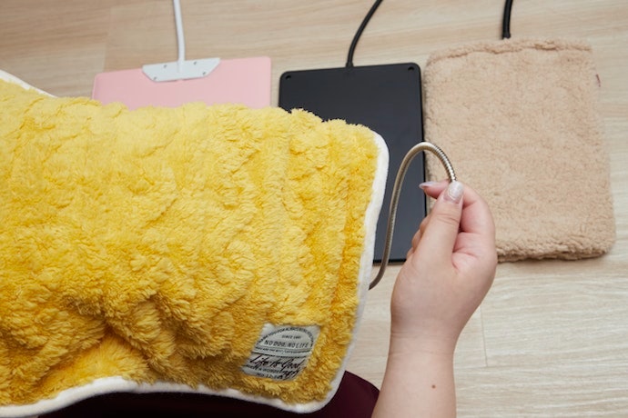 2重構造のカバーつきで、コードを噛んでも感電しにくい。本体は傷がつきやすい素材