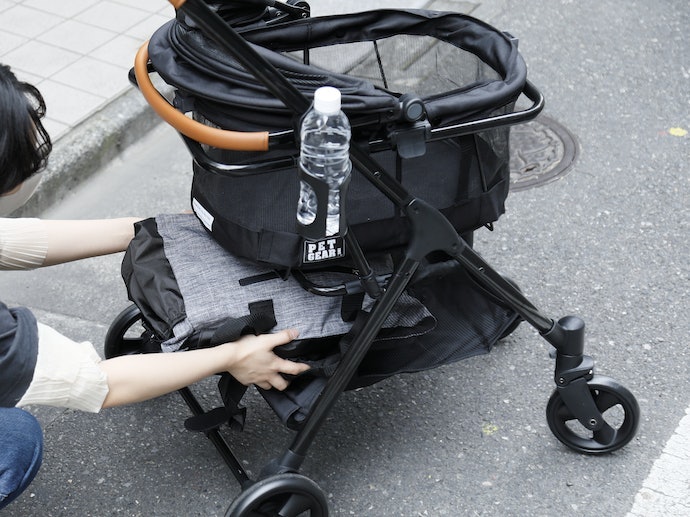 コットは取り外し可能。荷物入れは小さいが、通院や電車移動が楽になる