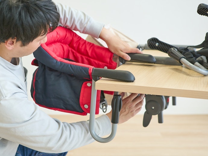 ねじ式で取りつけはラクラク。持ち運びに便利なバッグつき