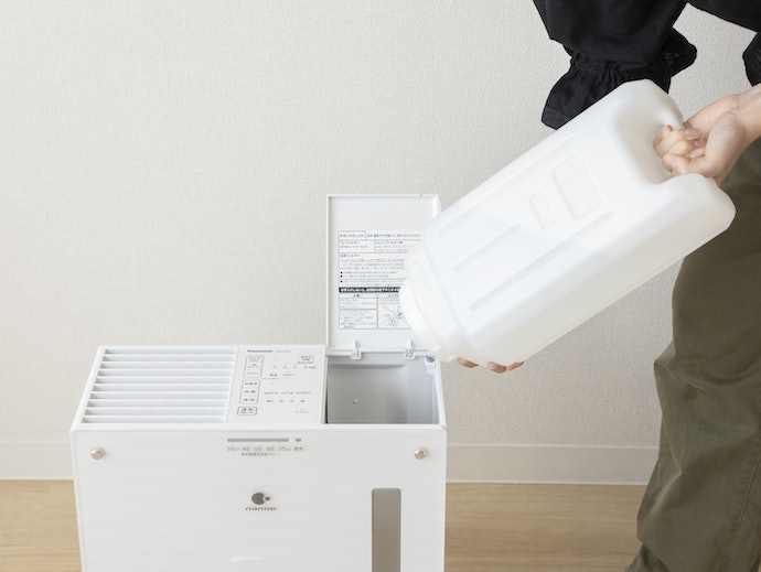 コンパクトで給水しやすい。本体とタンクに取っ手がないのはネック