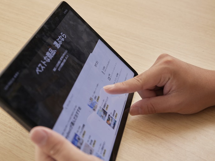 スムーズにタッチ操作できる。本体はやや熱を持ちやすい