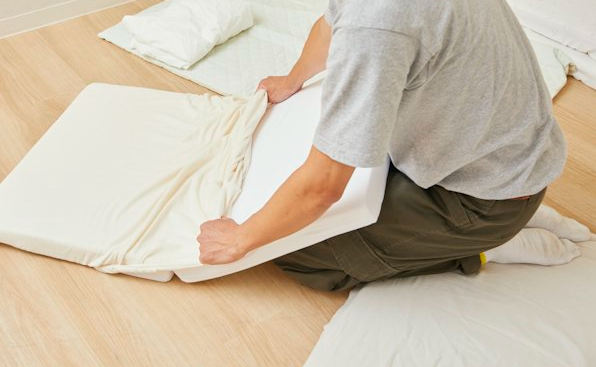 敷き布団は洗濯機で丸洗いできない。洗い替えシーツが2枚つくのは魅力