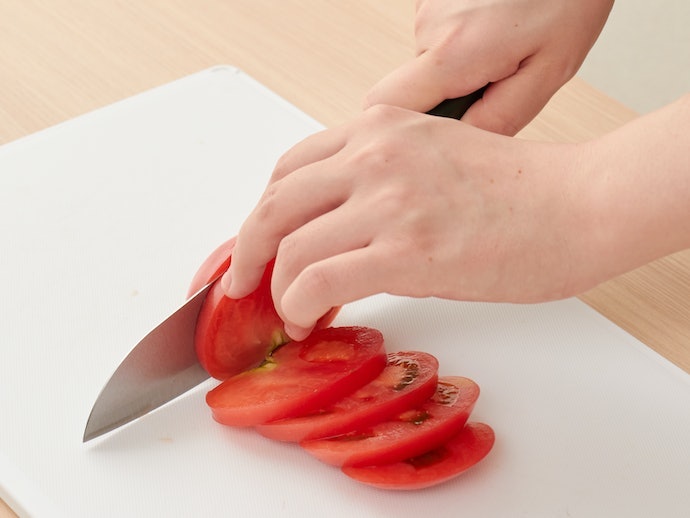 鋭いとまではいえないが、トマトの皮を切り込めるほど切れ味は戻った