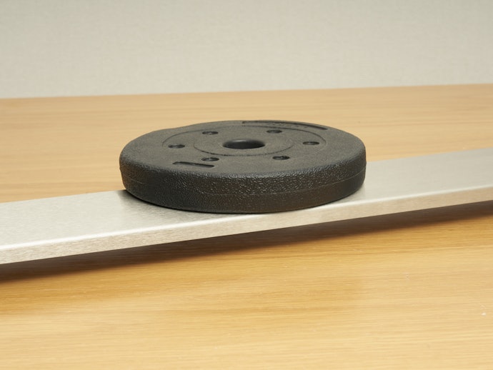 2kgの負荷がかかるとたわむが、タオルで拭く程度なら影響なし